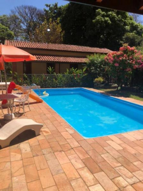 Chácara Linda e Aconchegante com 300mega Internet, Quadra Beach Tennis e Mesa de Sinuca